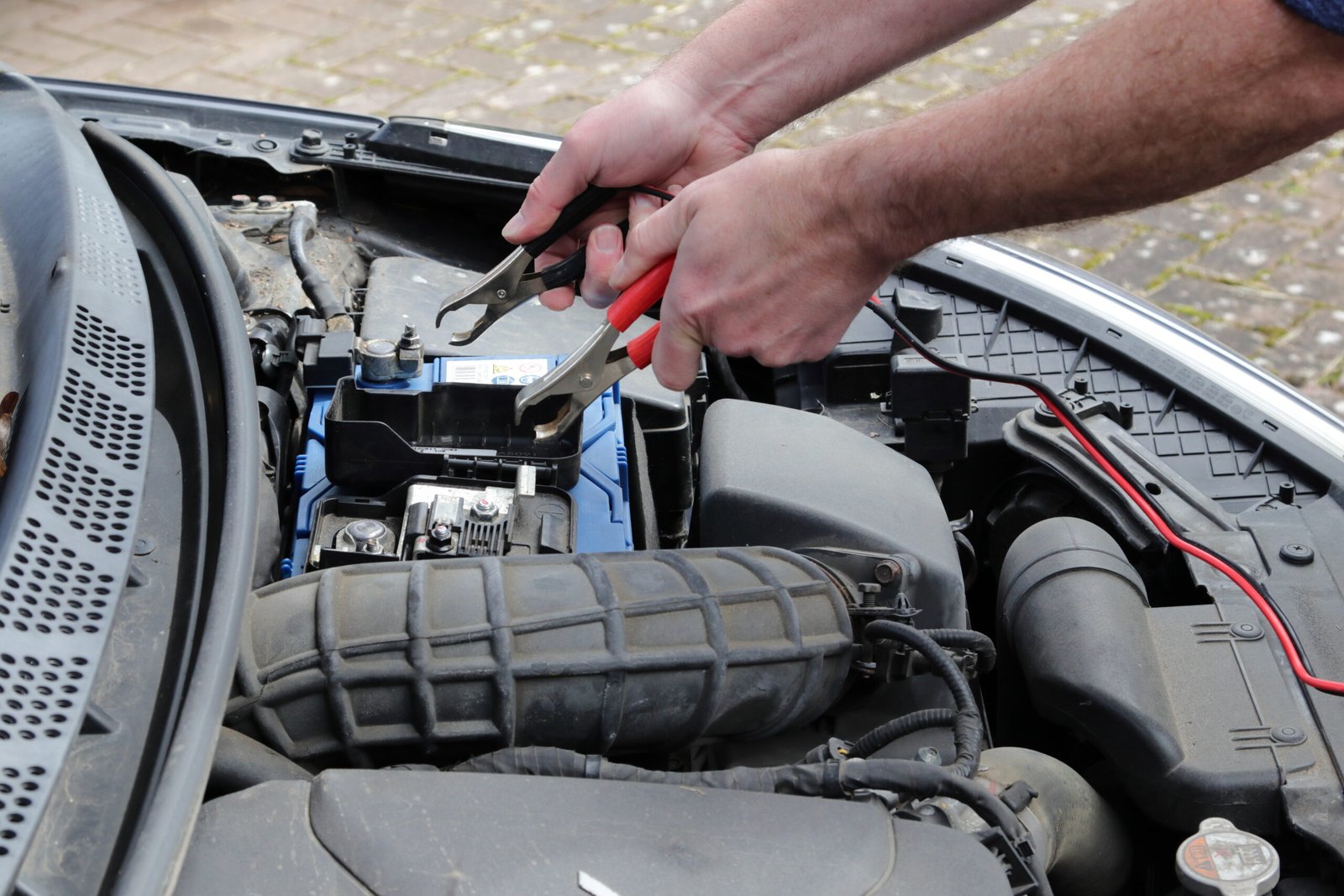 Roadside assistance Linlithgow – mechanic providing a car battery jump start